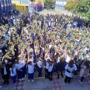 Los/as estudiantes se reúnen para la bendición del domingo de ramos